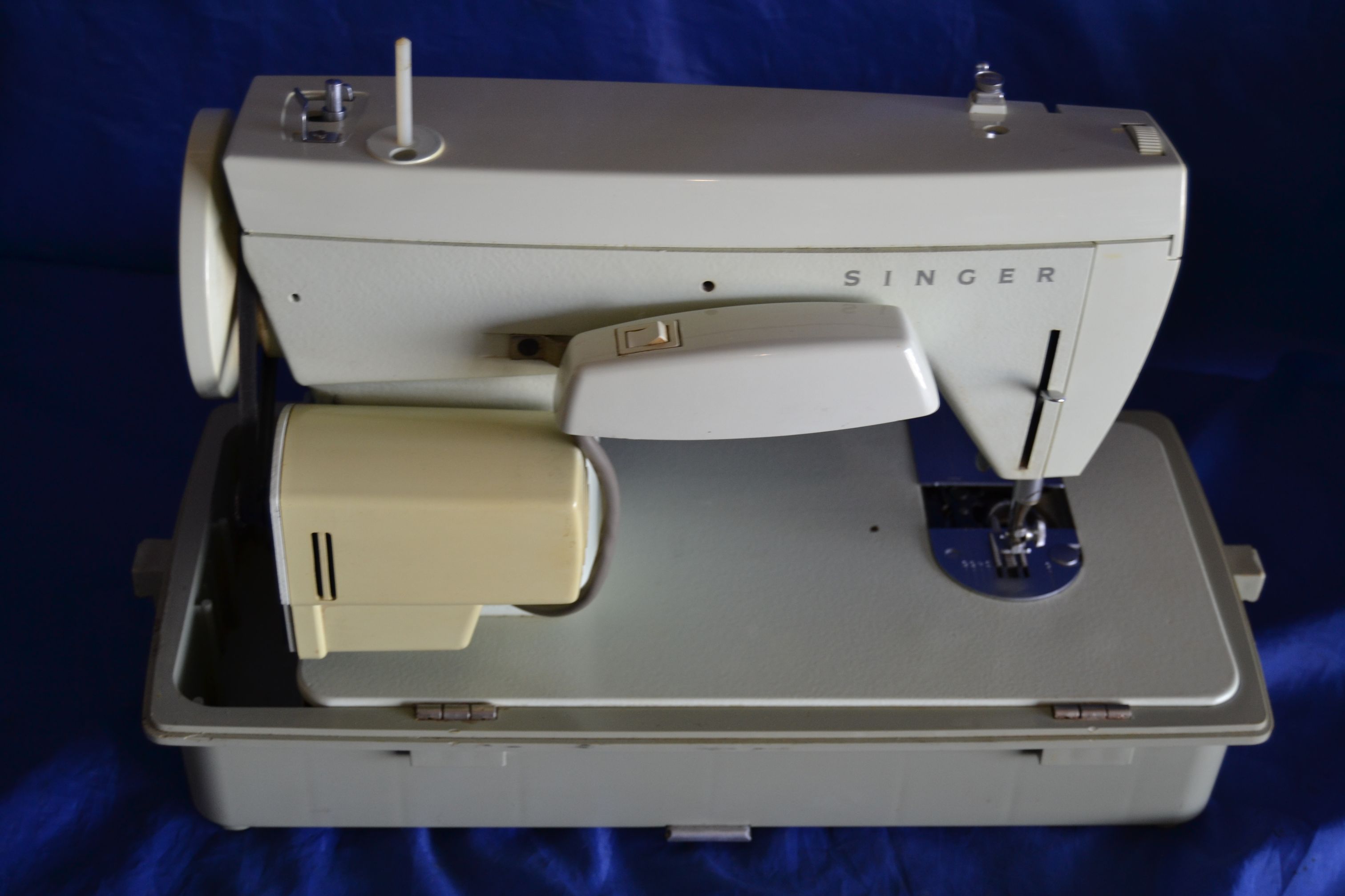 SINGER 252 FASHION MATE ZIGZAG & STRAIGHT STITCH SEWING MACHINE